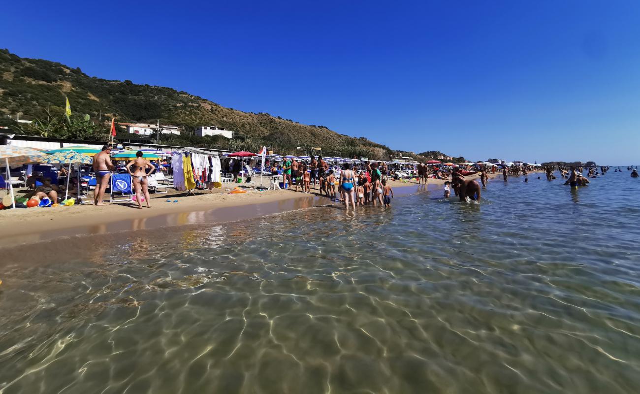 Photo de Plage d'Acciaroli avec sable fin brun de surface