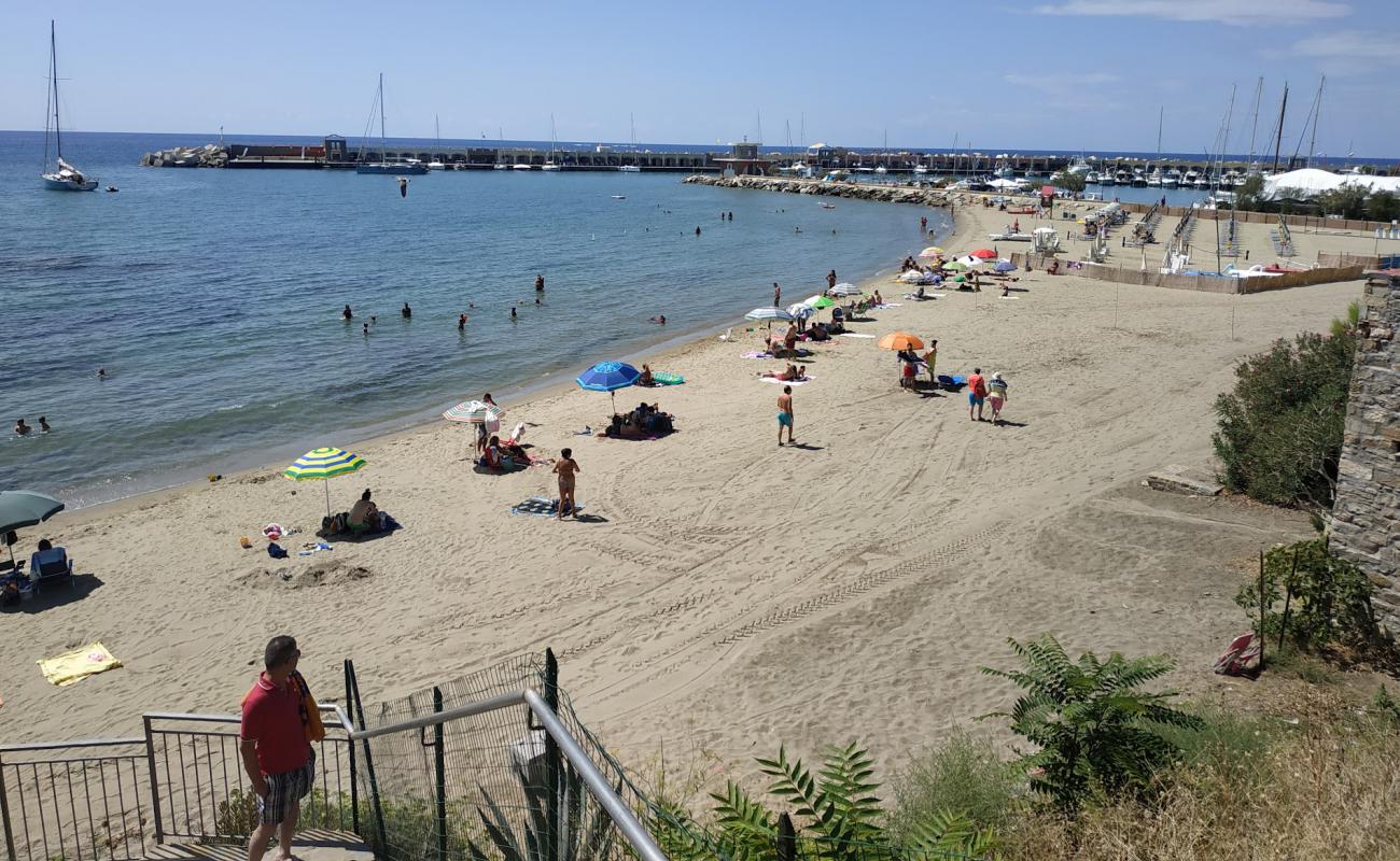 Photo de Spiaggia del Porto Acciaroli avec sable fin brun de surface