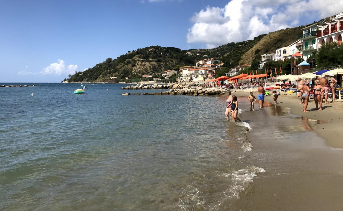 Photo de Pioppi beach avec sable brun de surface