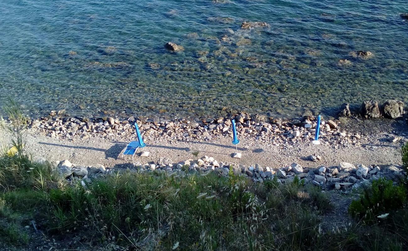 Photo de Pioppi beach II avec terrain rocheux de surface