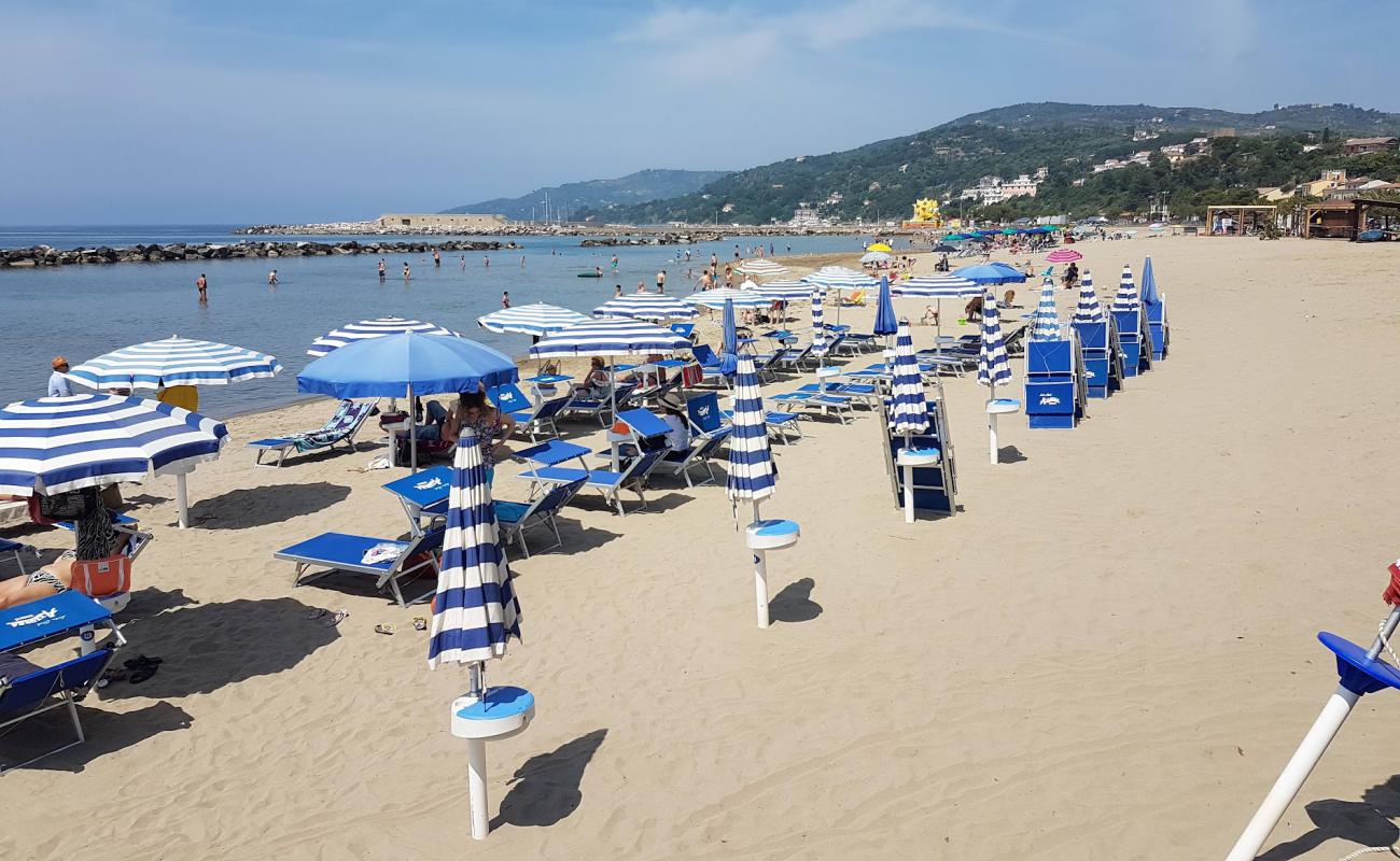 Photo de Marina di Casal Velino Beach avec sable beige de surface