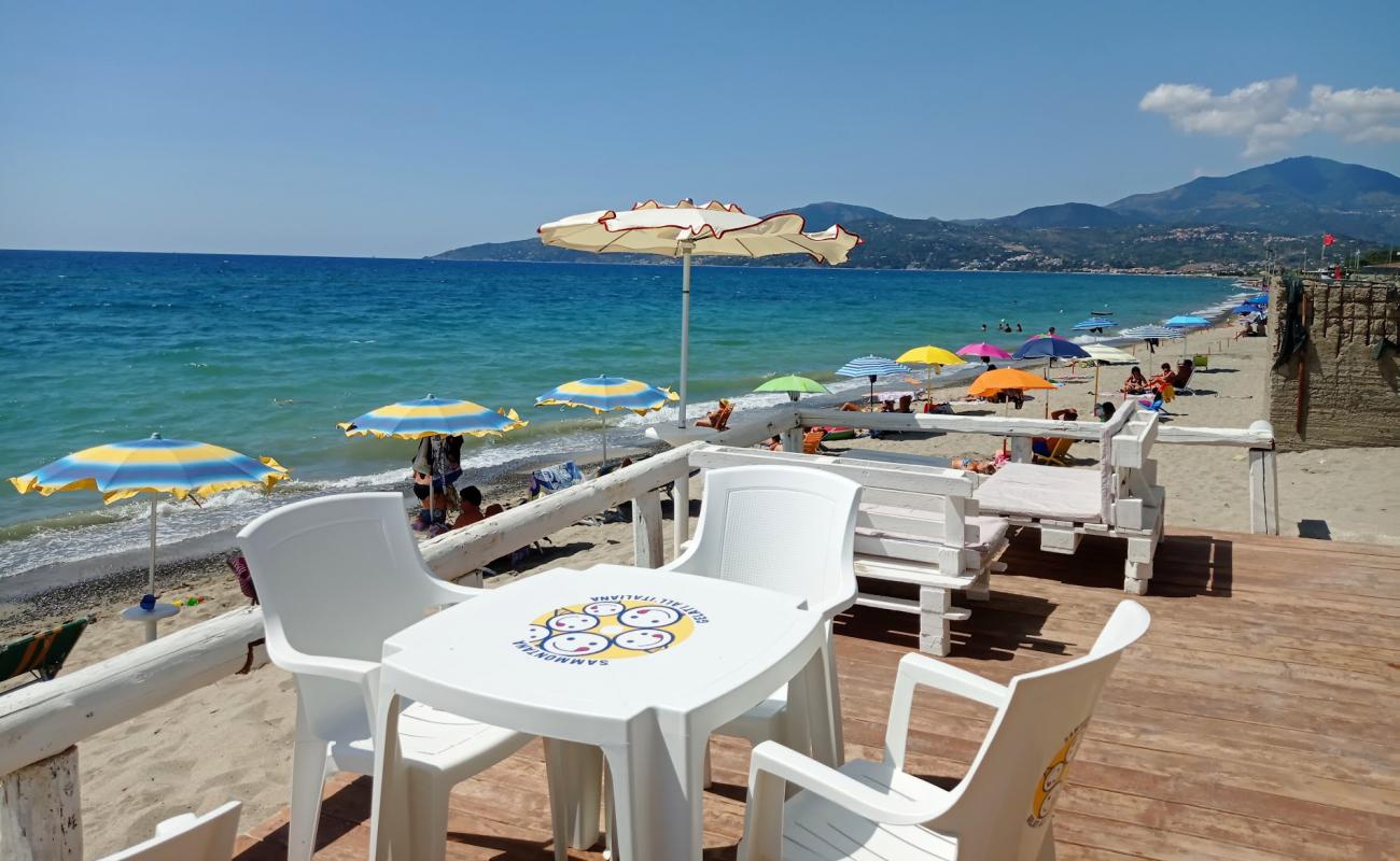 Photo de Torre di Velia Beach avec sable brun de surface
