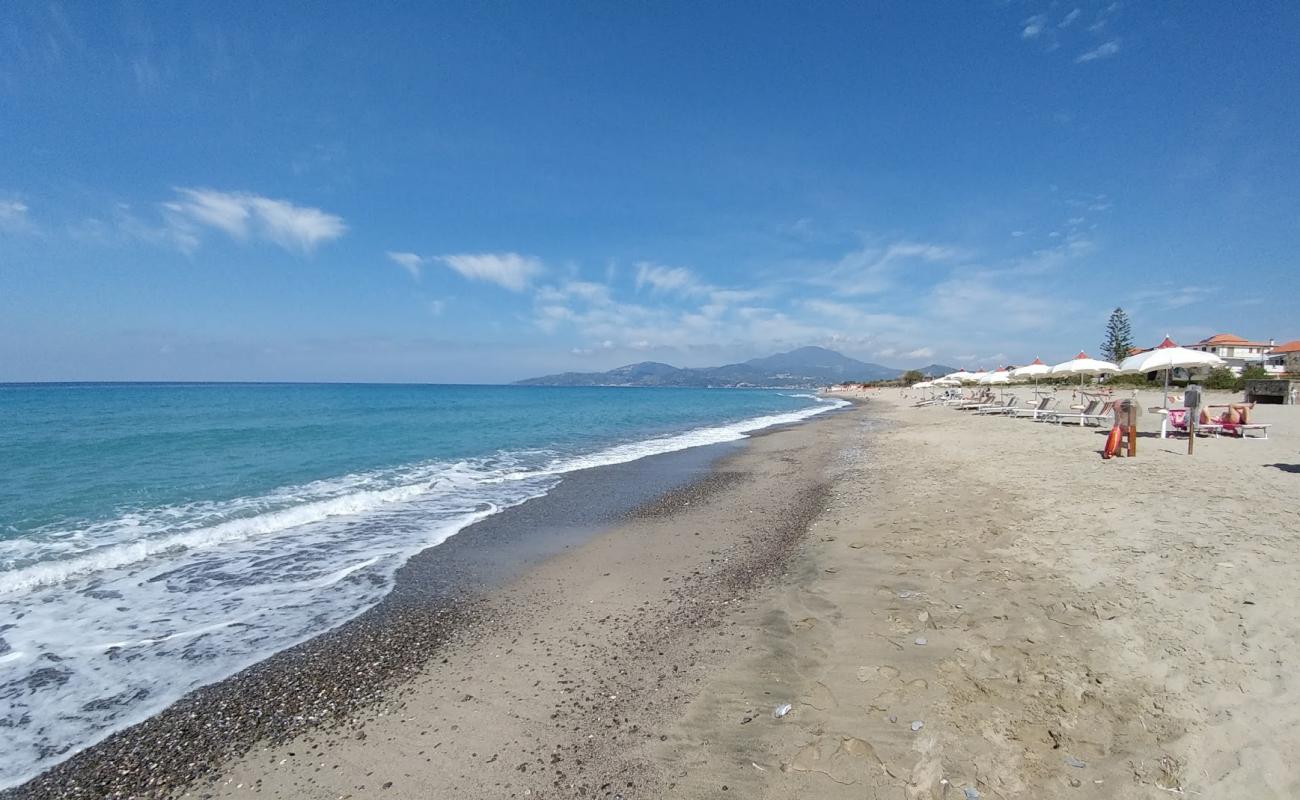 Photo de Spiaggia di Marina di Ascea avec sable beige de surface