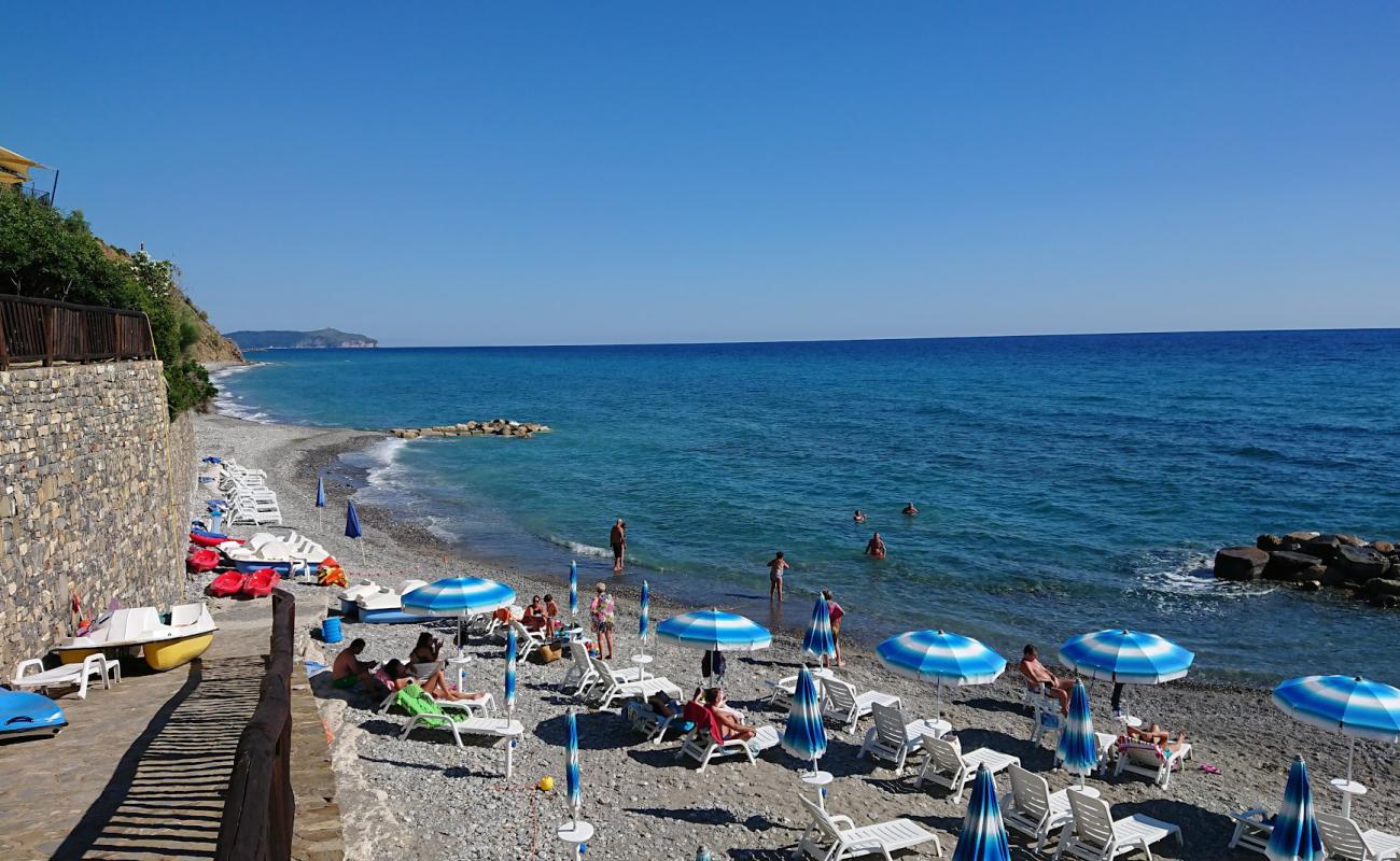 Photo de La Maree hotel beach avec galets bruns de surface
