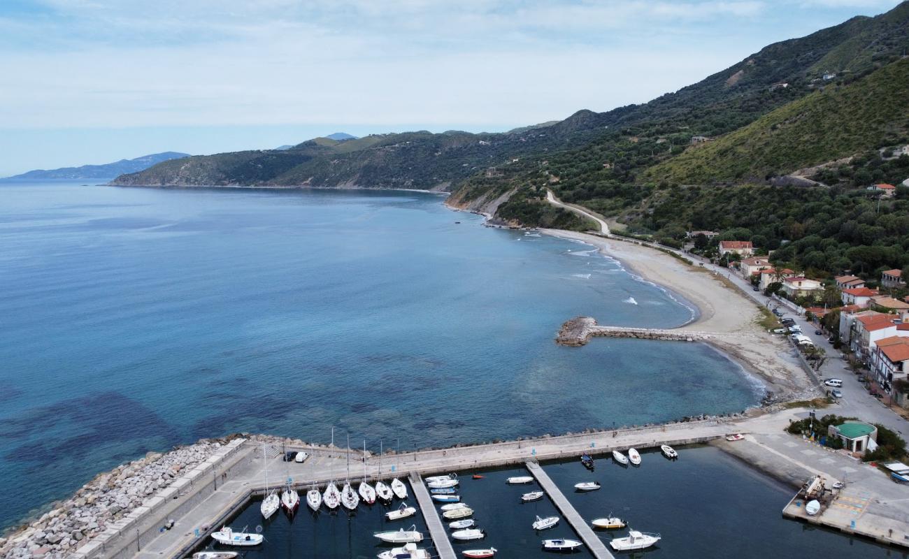 Photo de Festa Beach avec sable beige & galets de surface