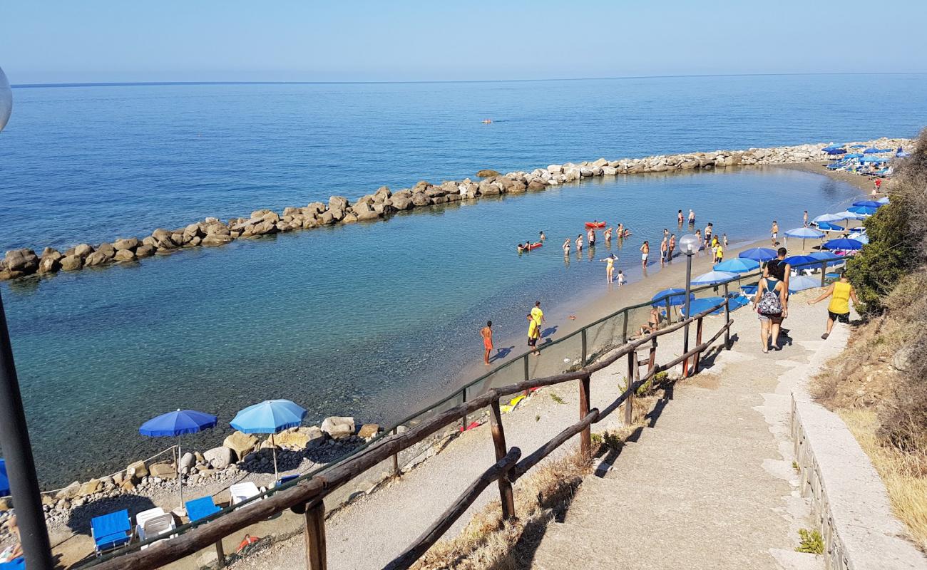 Photo de Costa del mito avec sable brun de surface