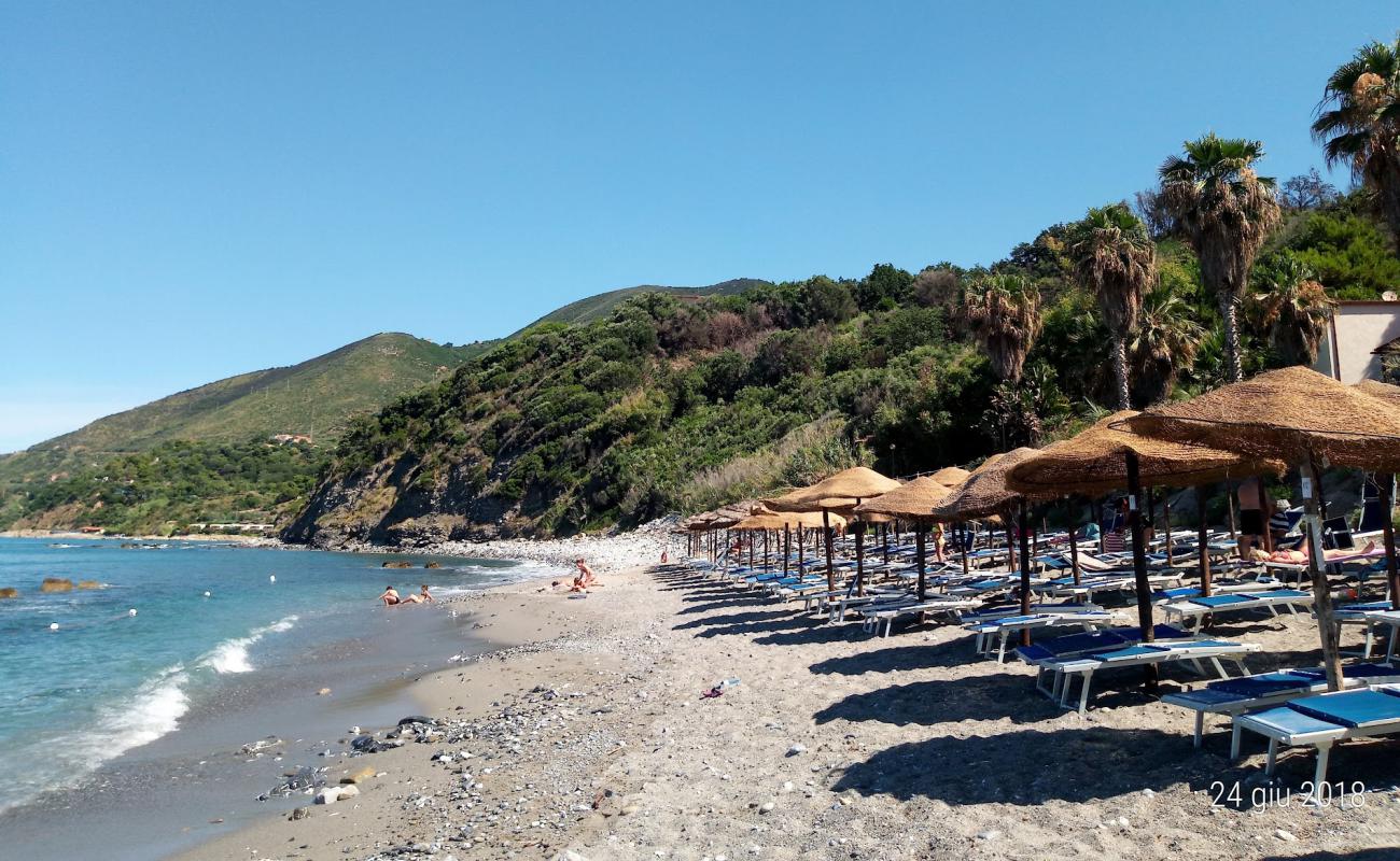 Photo de Stella del Sud avec sable noir & galets de surface