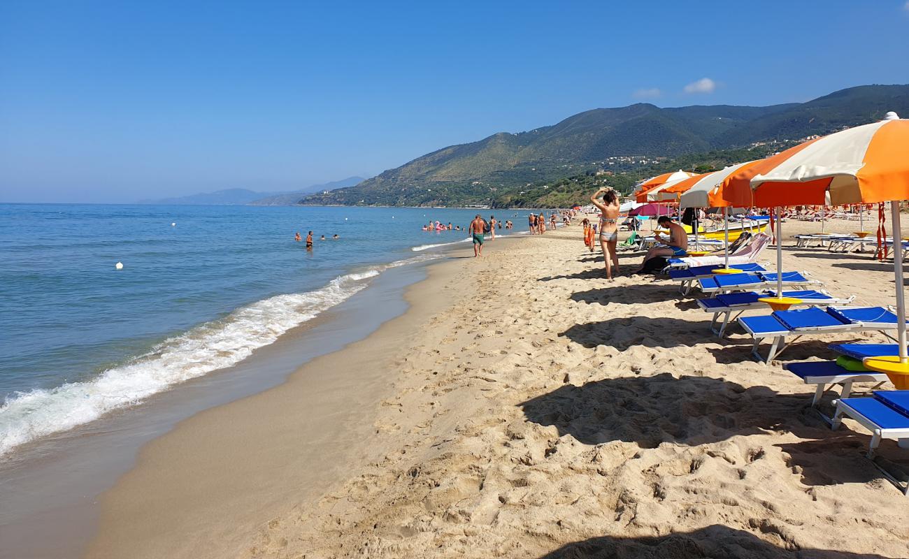 Photo de Spiaggia Le Saline avec sable beige de surface
