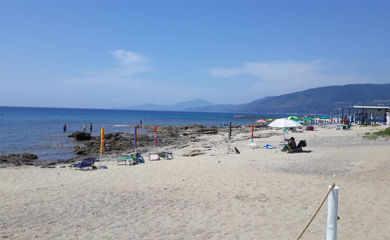 Photo de Spiaggia del Molo dei Francesi avec sable beige & pierres de surface