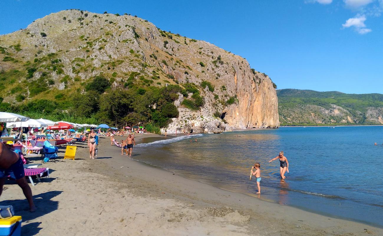 Photo de Spiaggia Marinella avec sable lumineux de surface