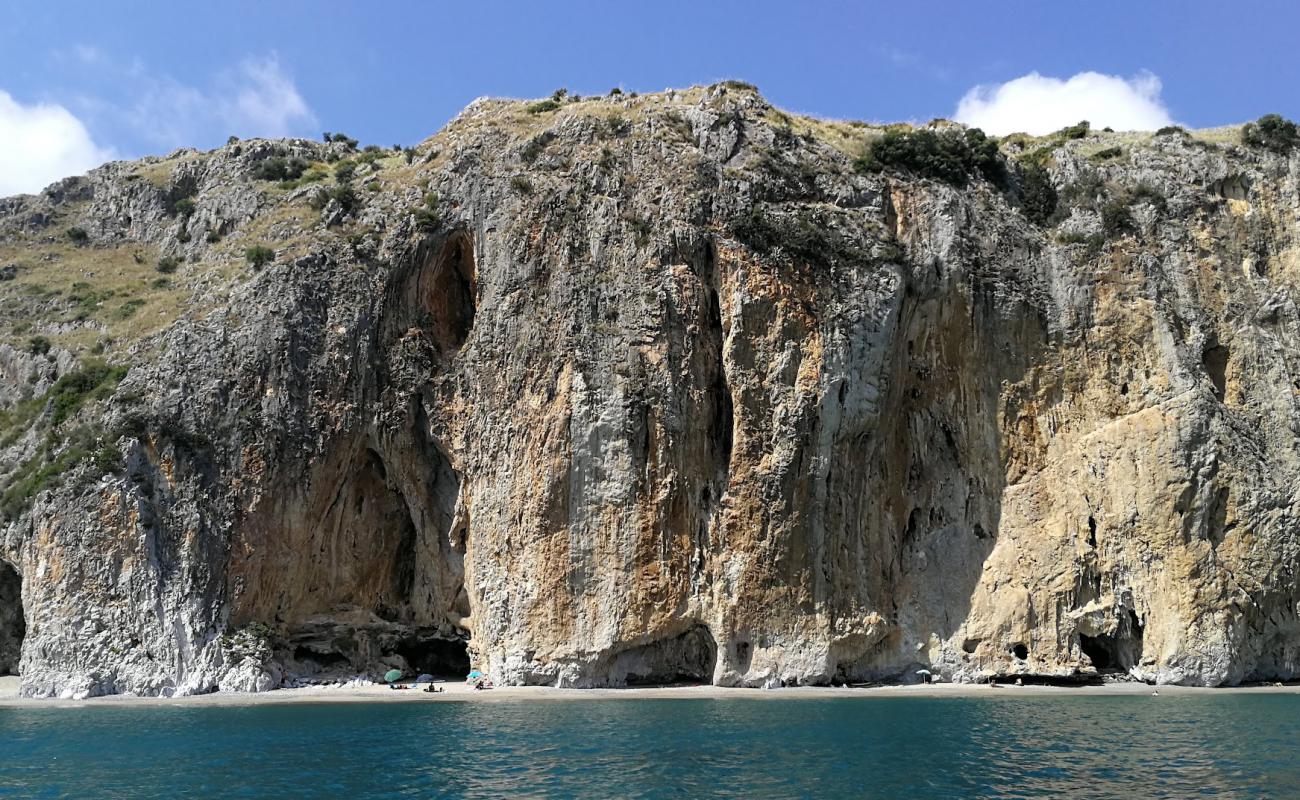 Photo de Spiaggia della Molpa avec sable beige & galets de surface