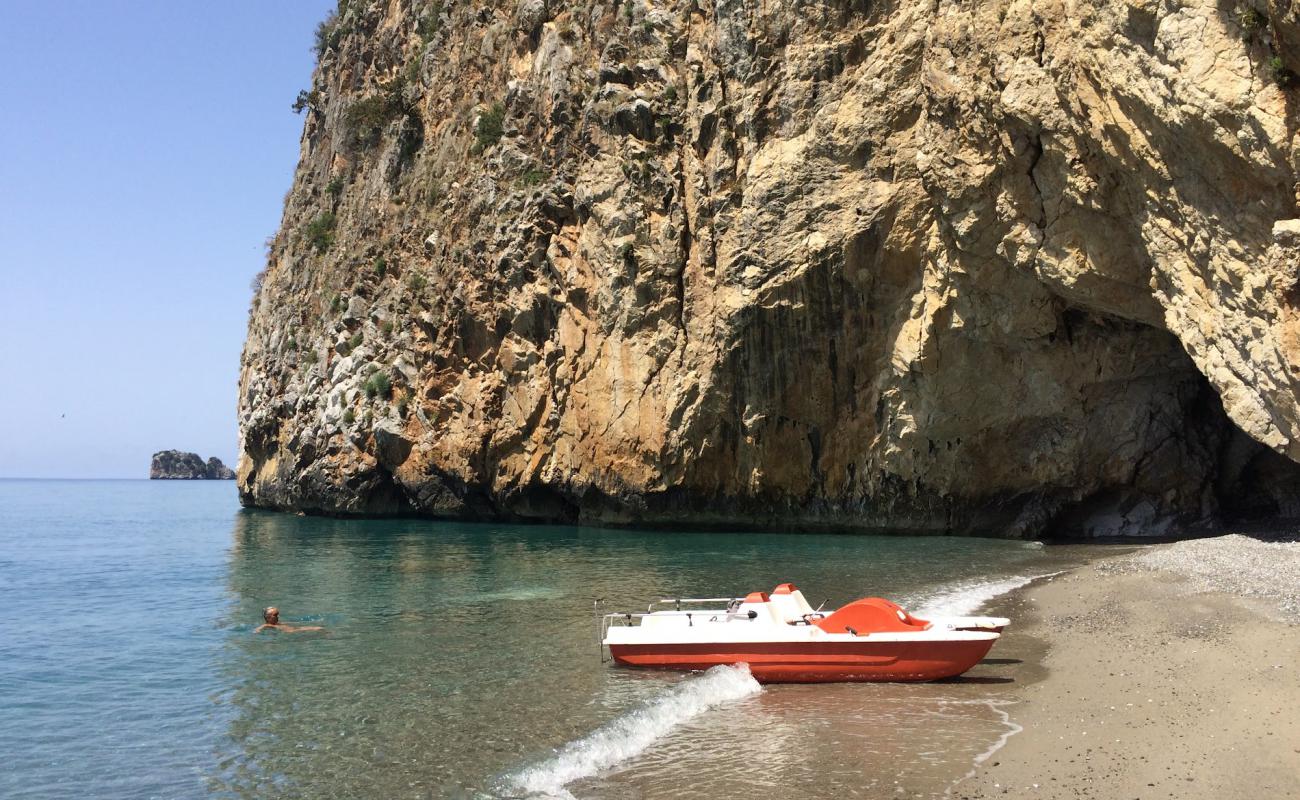 Photo de Cala delle Ossa avec sable gris avec caillou de surface