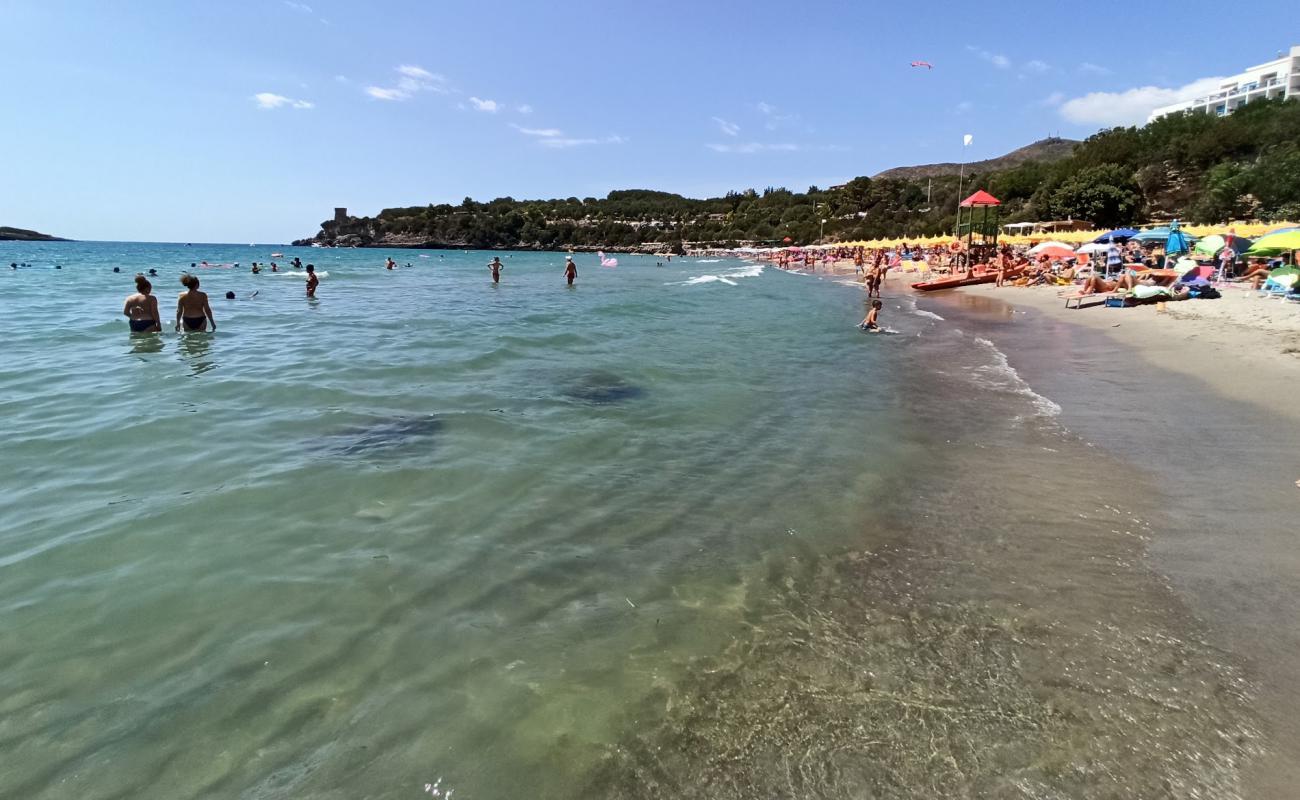 Photo de Plage de Calanca avec sable fin brun de surface