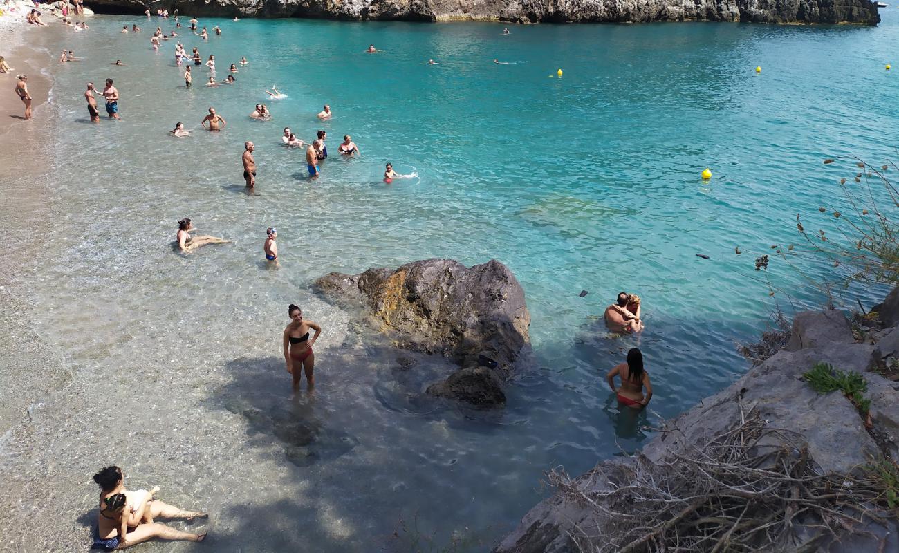 Photo de Pozzallo Plage avec caillou fin gris de surface