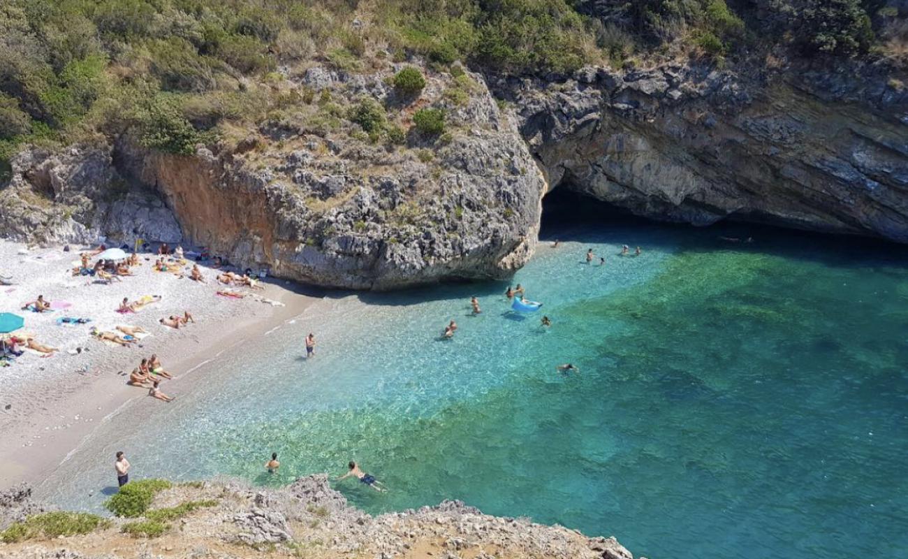 Photo de Cala Bianca avec galets gris de surface
