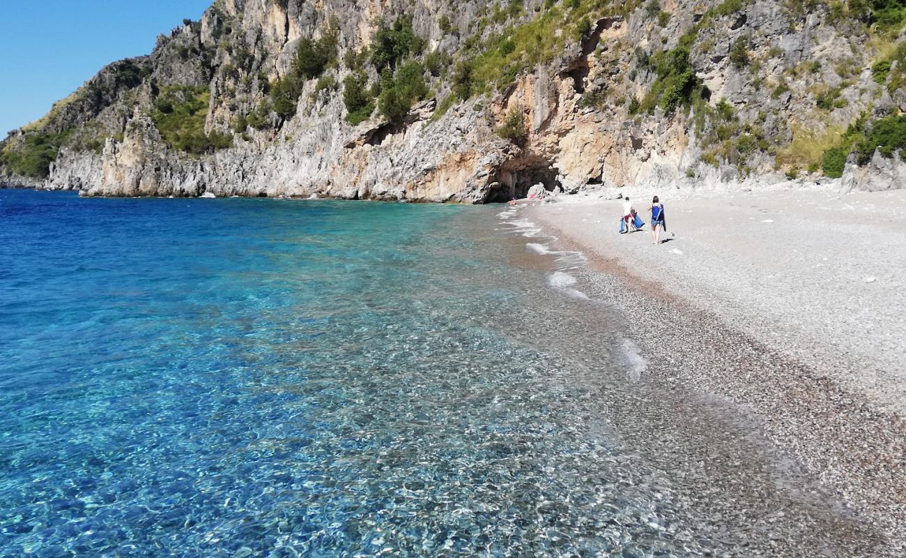 Photo de Spiaggia della Sciabica avec caillou gris de surface