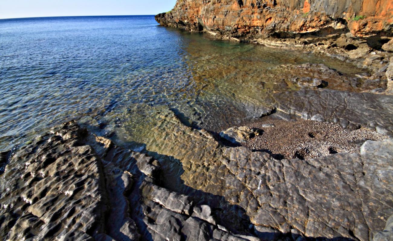 Photo de Sciabica beach avec sable gris avec caillou de surface