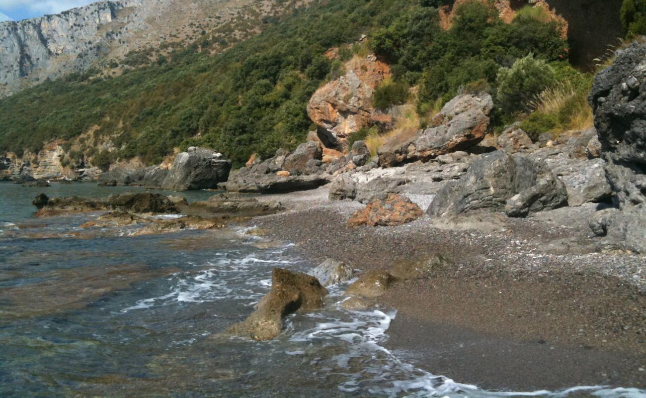 Photo de Scario wild beach II avec sable gris avec caillou de surface