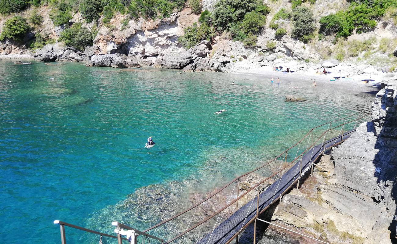 Photo de Scario wild beach avec caillou gris de surface