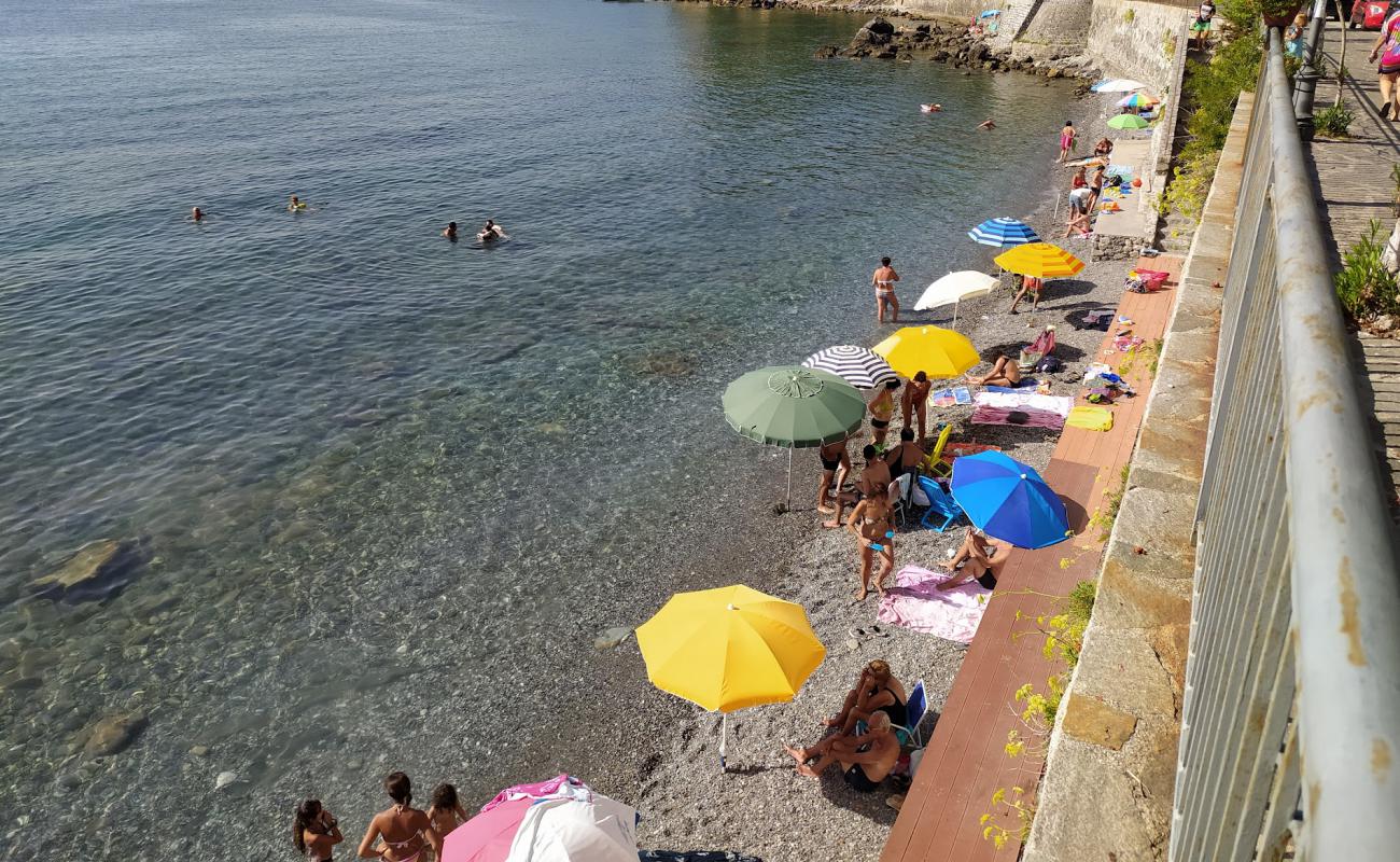 Photo de Spiaggia Della Tragara avec caillou gris de surface