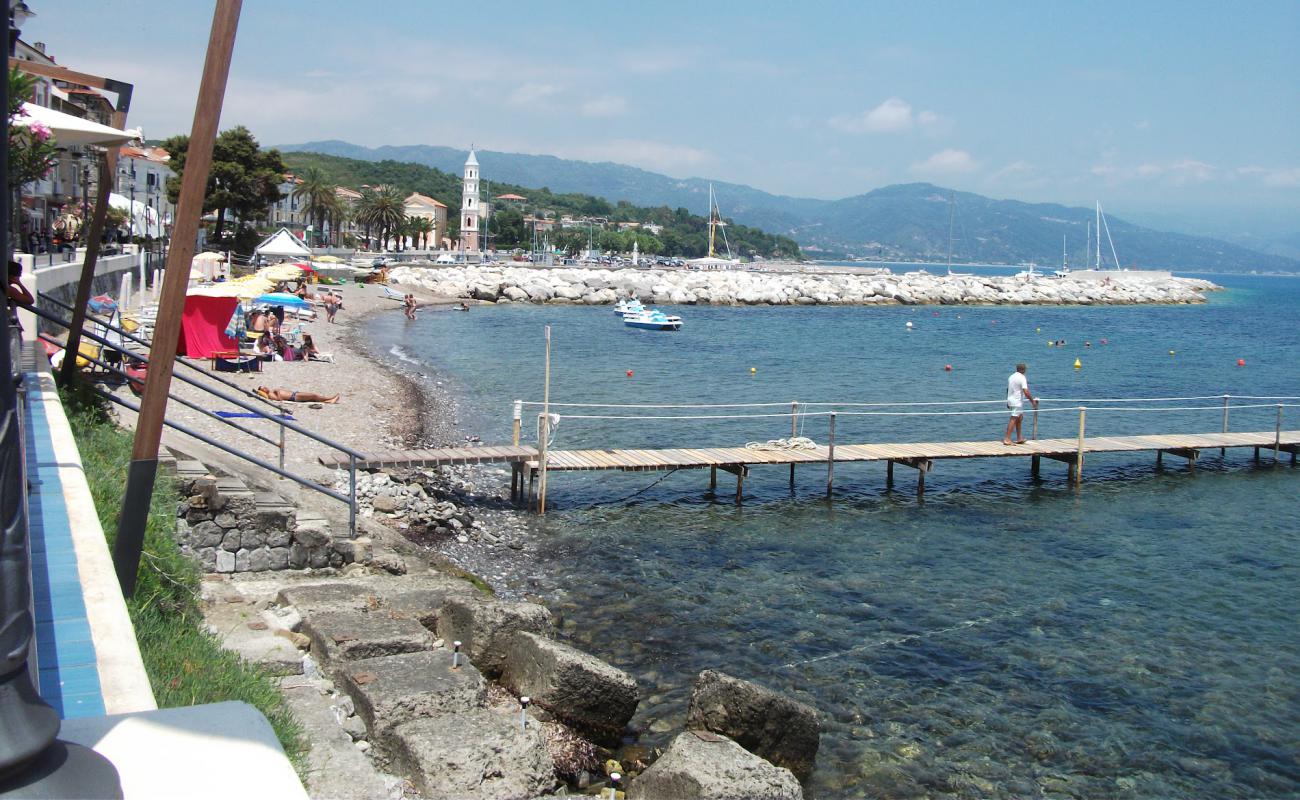 Photo de Port of Scario beach II avec sable gris avec caillou de surface