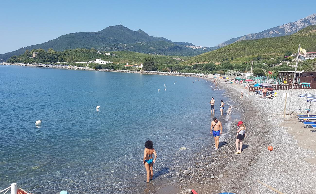 Photo de Lido Bussento beach avec sable gris avec caillou de surface