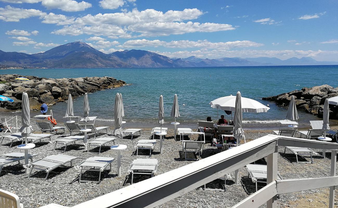 Photo de Bussentino port beach II avec sable gris avec caillou de surface