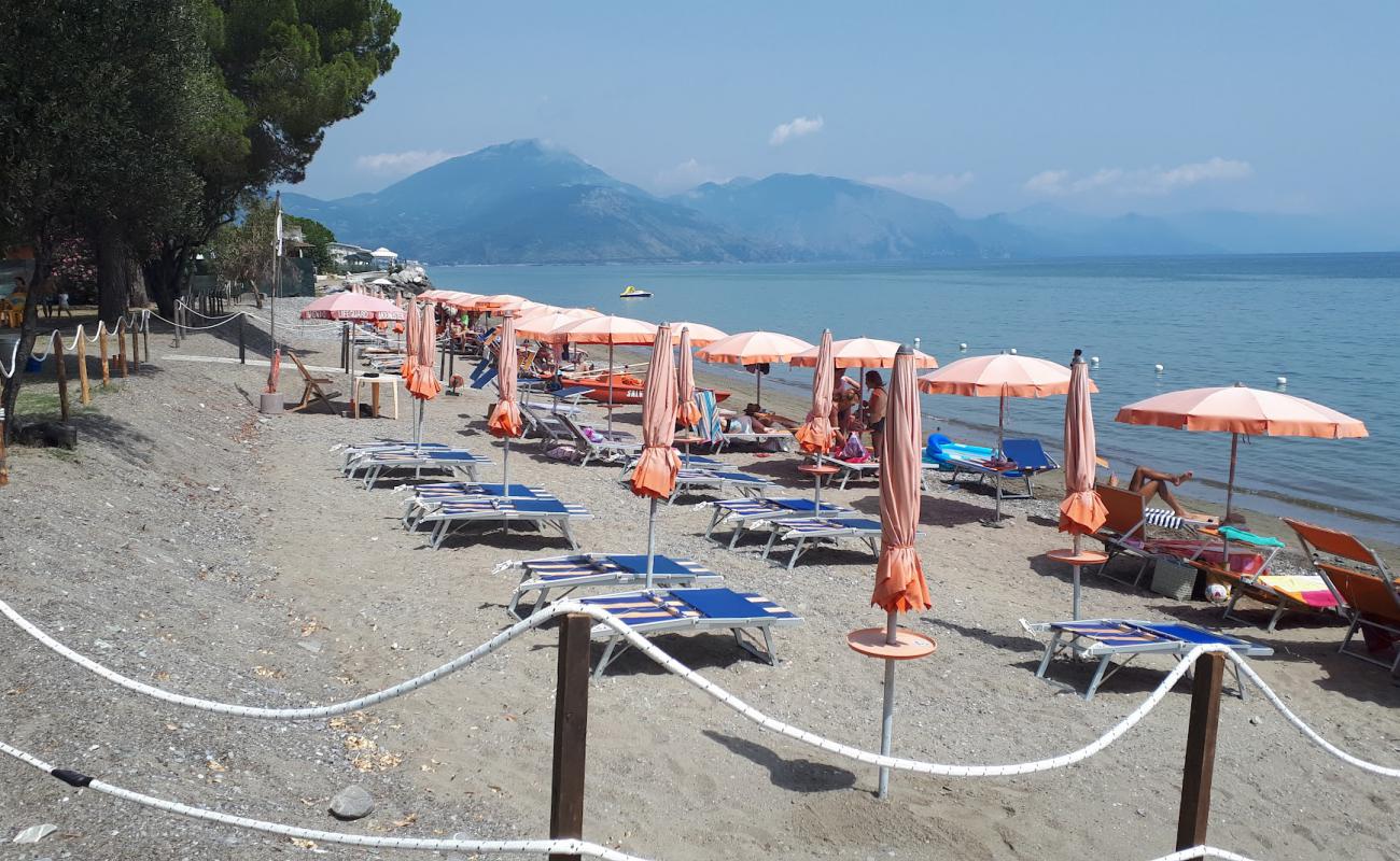 Photo de Lido La Sciabica avec sable noir avec caillou de surface