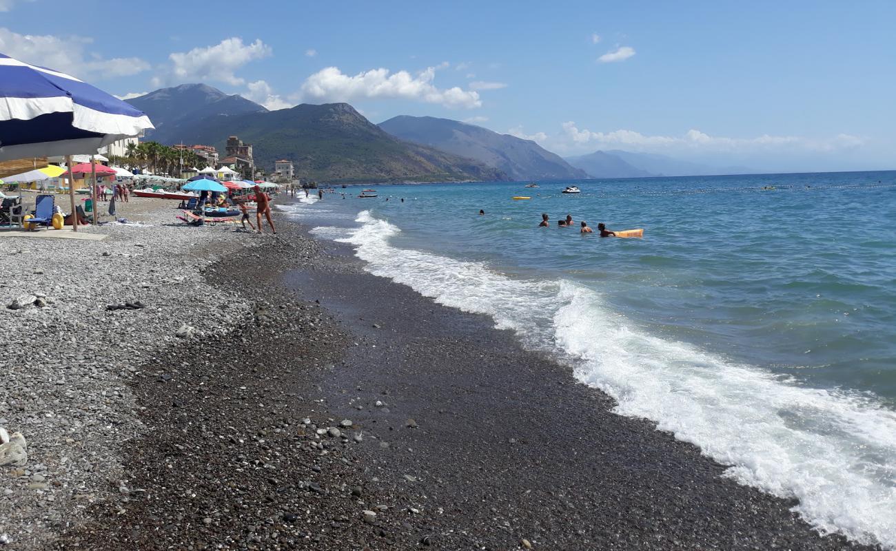 Photo de Villammare beach avec sable noir avec caillou de surface