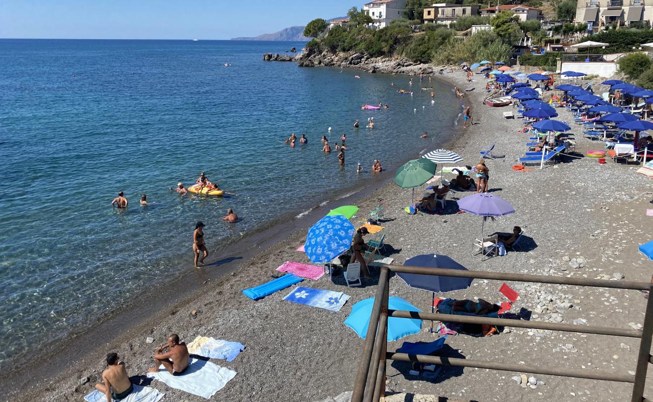 Photo de Perla beach avec caillou brun de surface