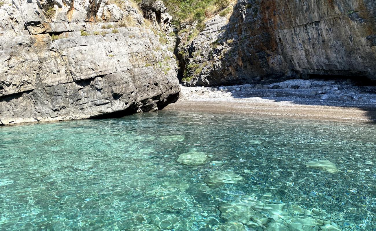 Photo de Spiaggia Di Mezzanotte avec caillou fin gris de surface