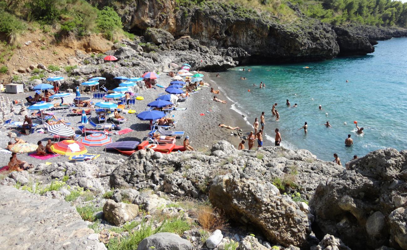 Photo de Spiaggia della Grotta avec caillou fin gris de surface