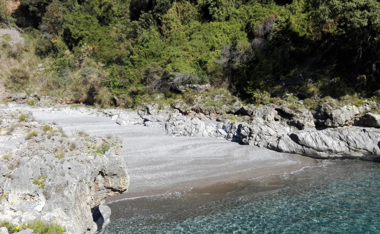 Photo de Spiaggia Pietra Caduta avec caillou fin gris de surface