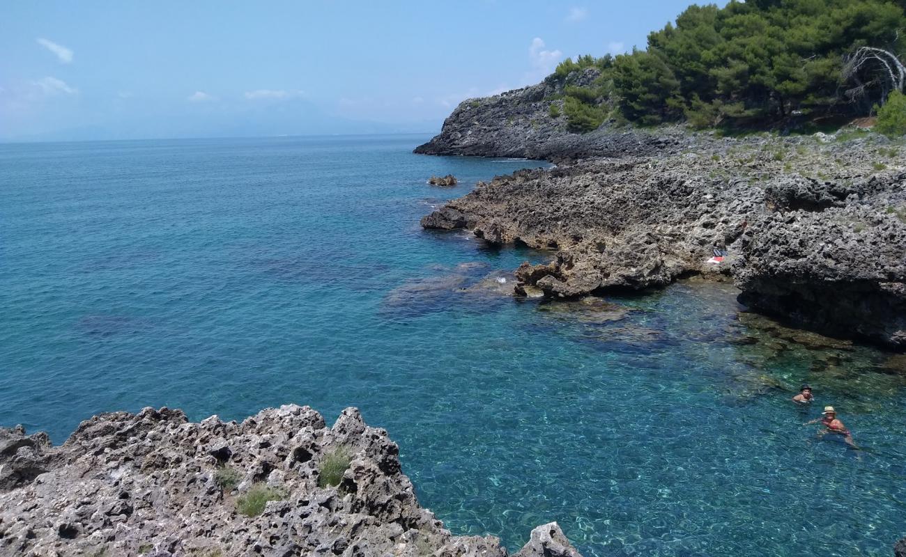 Photo de Renicedda beach avec roches de surface