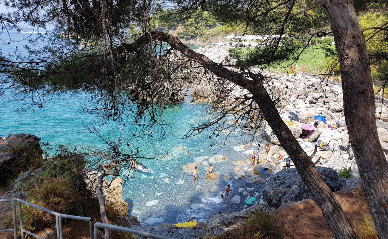 Photo de Cala Tunnara avec roches de surface