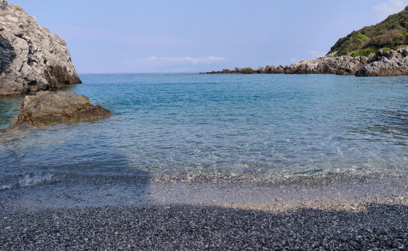 Photo de Spiaggia di Funnicu Reggiu avec petits galets gris de surface