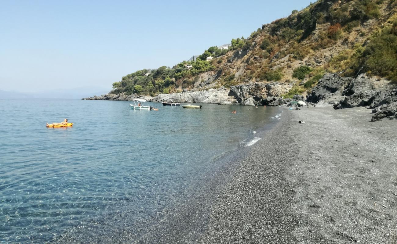 Photo de Vranne beach avec caillou fin gris de surface