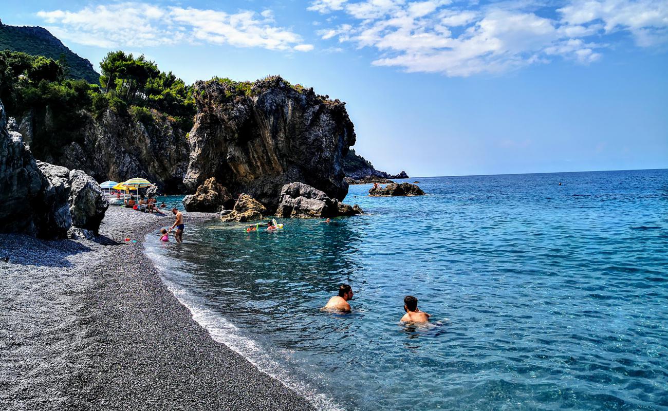 Photo de Spiaggia di Santa Teresa avec caillou fin gris de surface