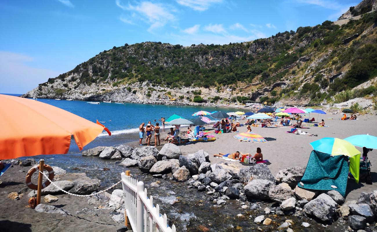 Photo de Spiaggia di Castrocucco avec sable noir avec caillou de surface