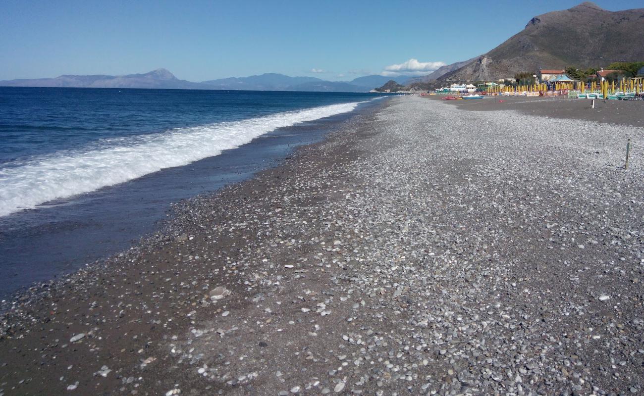 Photo de Spiaggia di Tortora avec sable noir avec caillou de surface