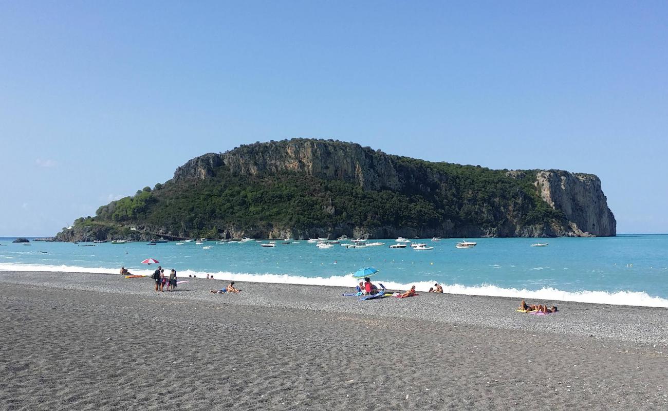 Photo de Spiaggia Praia a Mare avec caillou fin gris de surface