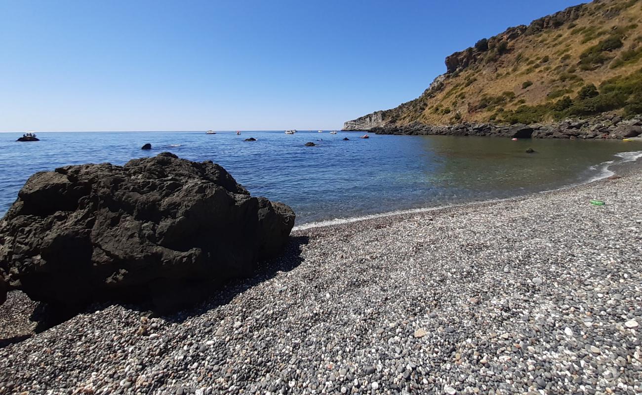 Photo de Baia del Carpino avec caillou fin gris de surface