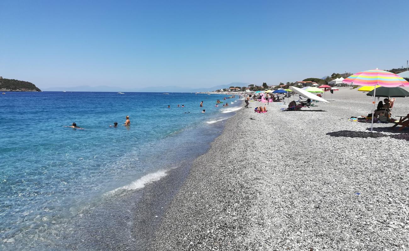 Photo de Cirella beach avec caillou fin gris de surface