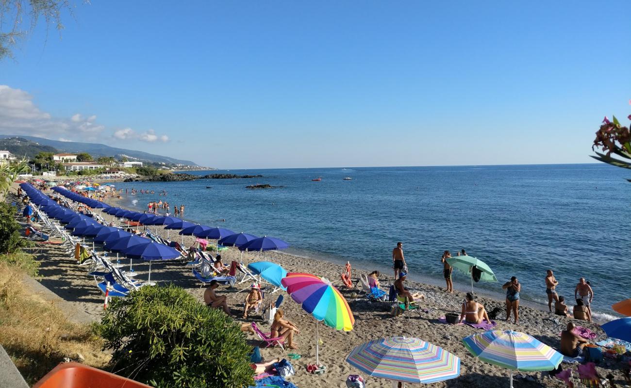 Photo de Spiaggia Diamante avec caillou fin gris de surface