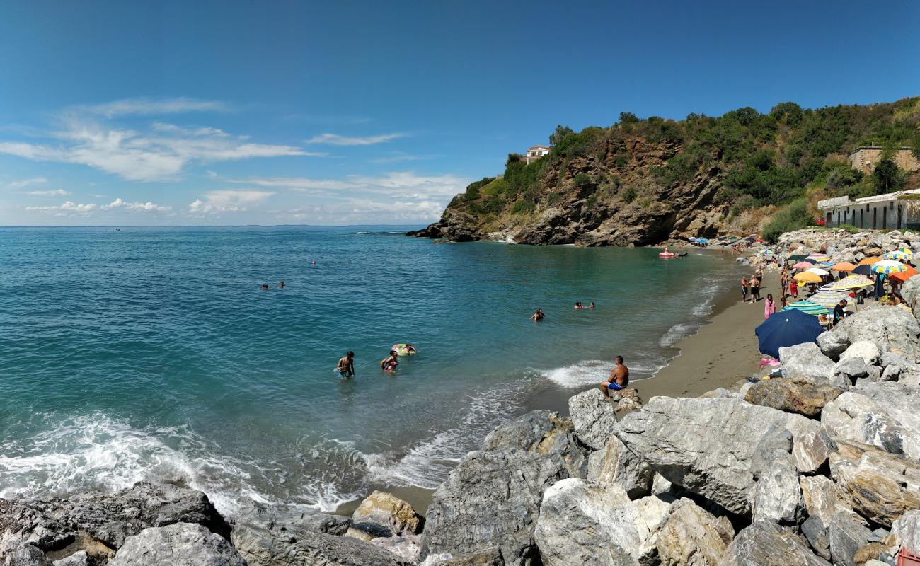 Photo de Cavinia beach avec caillou fin gris de surface