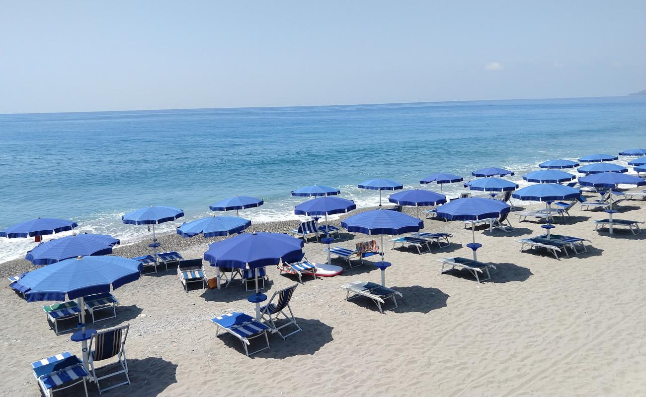 Photo de Acquappesa beach avec sable gris avec caillou de surface