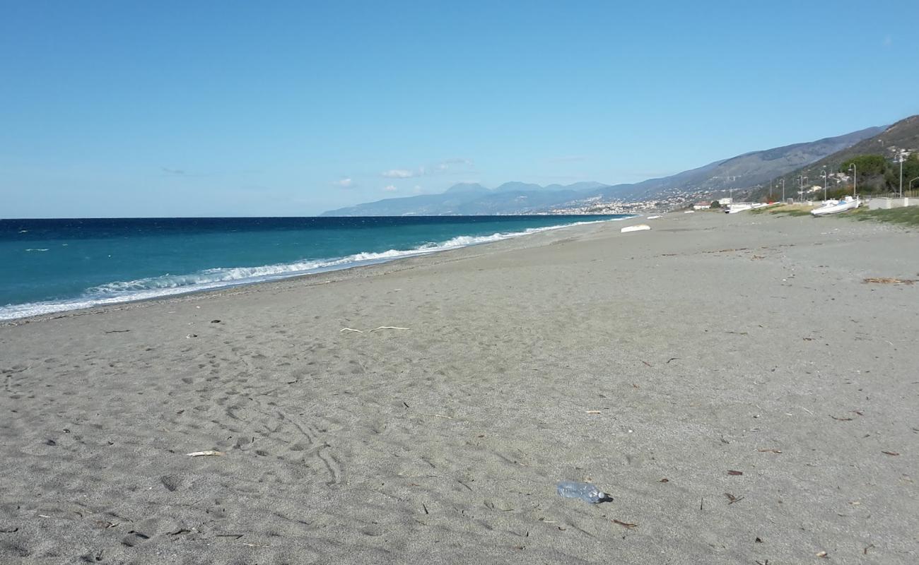 Photo de Spiaggia di Scalo Ferroviario avec sable gris & galets de surface