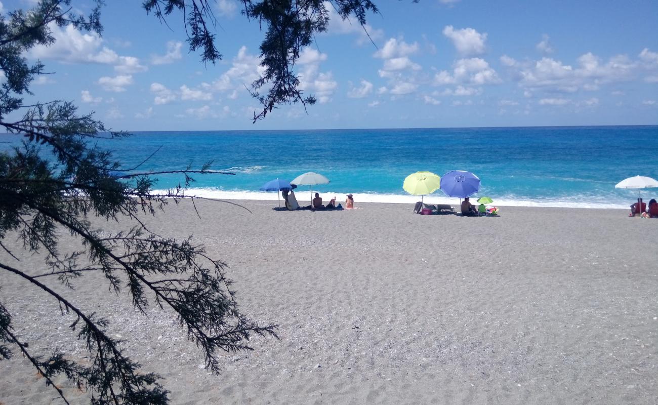 Photo de Marina di Belmonte beach avec sable gris de surface