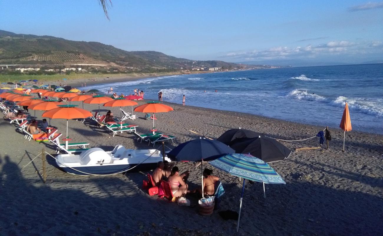 Photo de Villaggio del Golfo beach avec caillou fin gris de surface