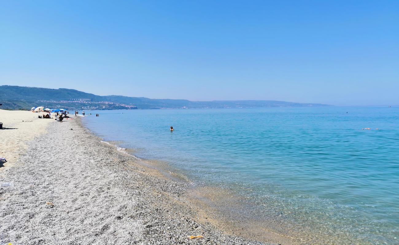 Photo de Plage Lido Pescespada avec sable lumineux de surface